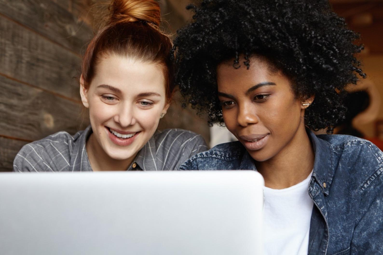 Studente che lavora intensamente su timeline di montaggio video