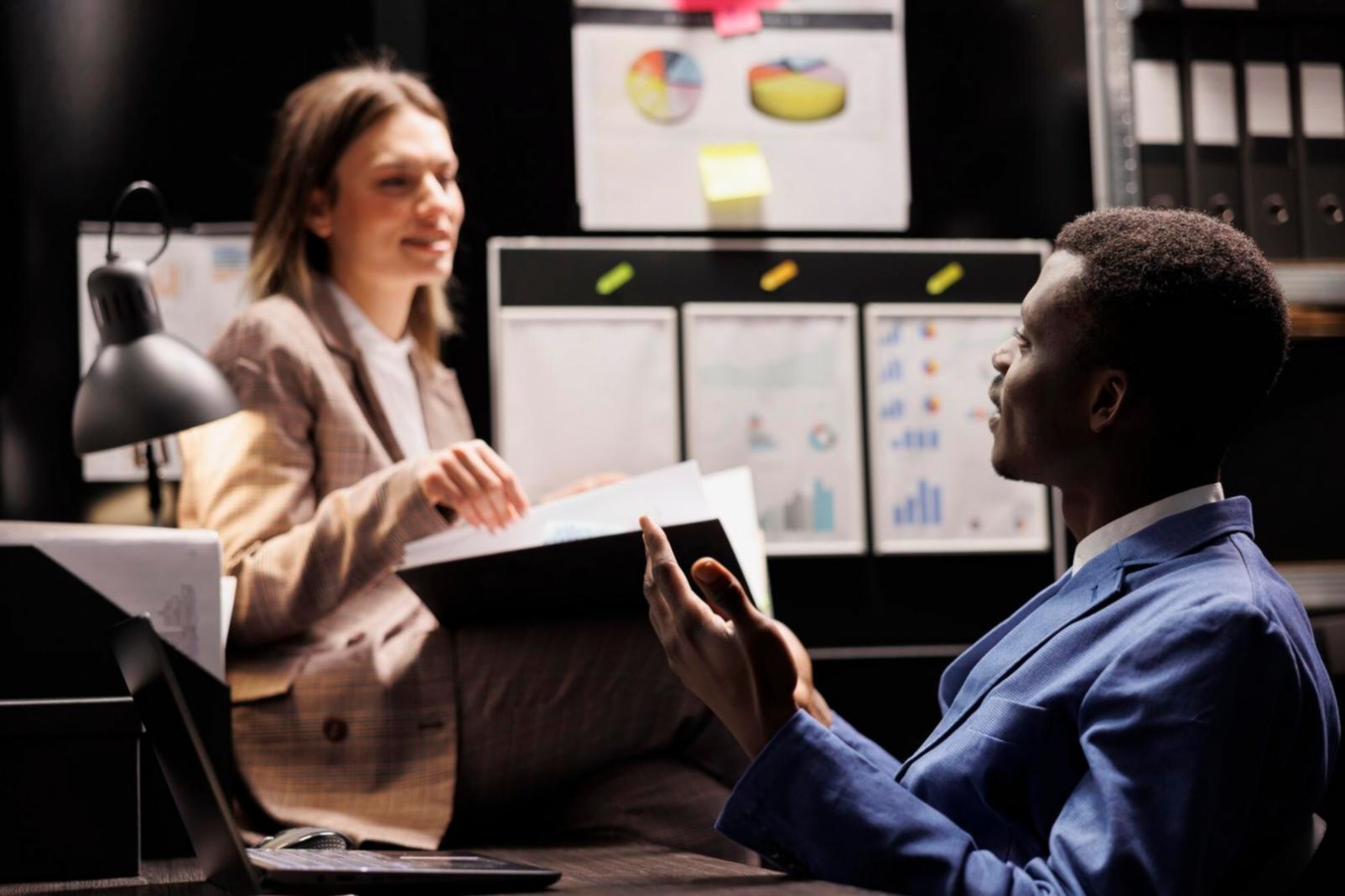 Ambiente di lavoro professionale per montaggio video con strumenti e monitor