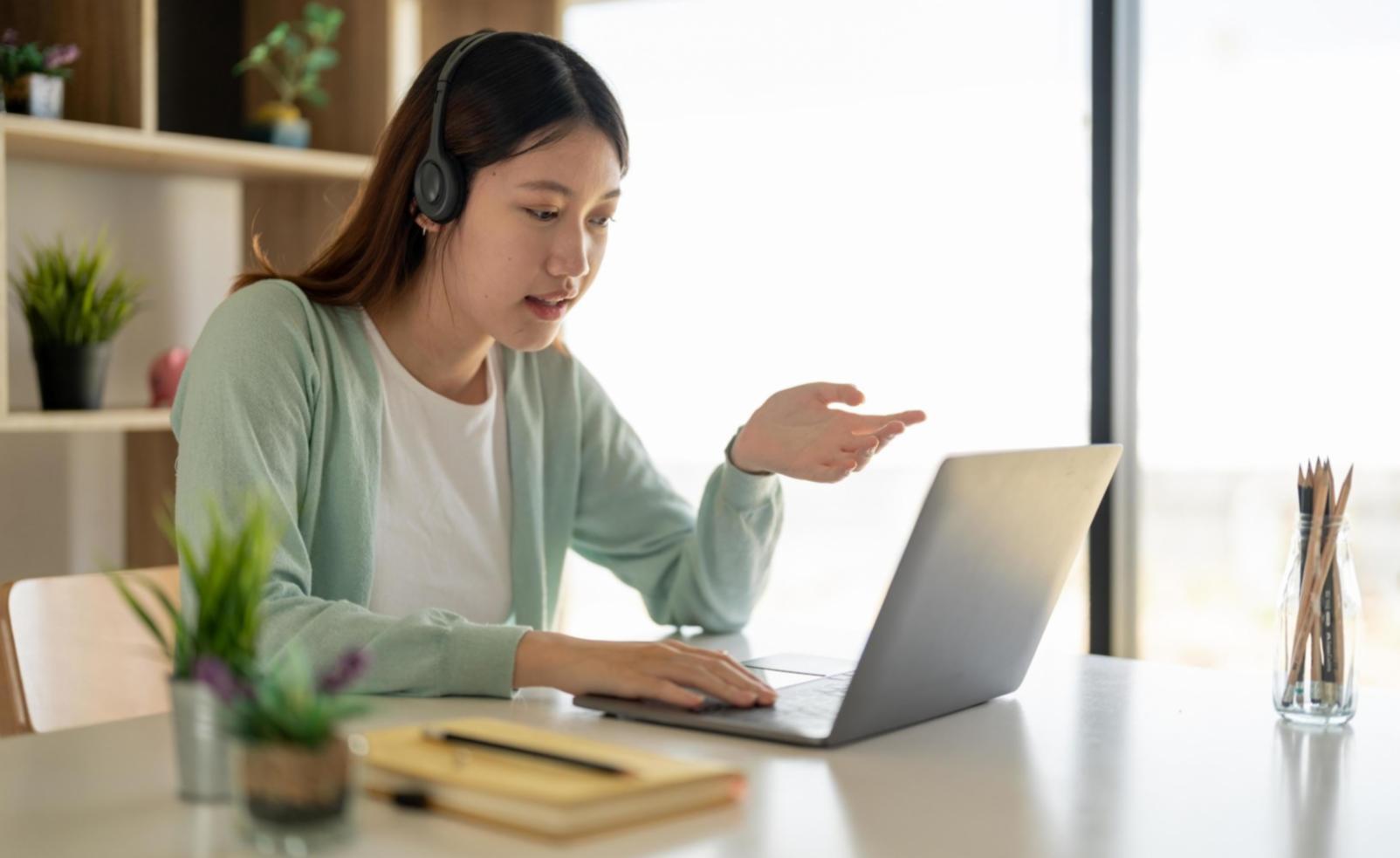 Sala di montaggio professionale con monitor multipli durante una sessione di editing